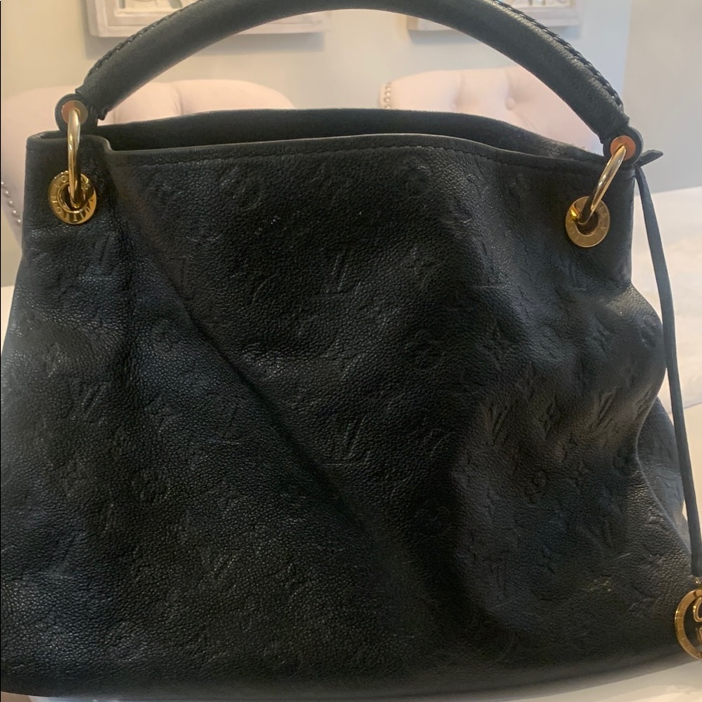 LV Artsy Handbag. Please read Description
